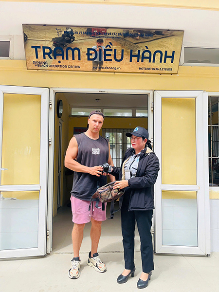 Tổ tuần trả trao trả tài sản bị mất cho du khách nước ngoài.