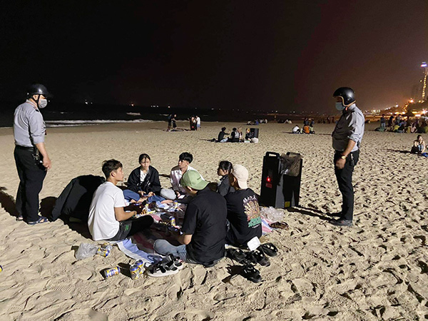 Tình trạng tập trung ăn nhậu, sử dụng loa kéo để phát nhạc sau 22h đêm gây mất trật tự công cộng trên bãi biển Đà Nẵng vẫ còn diễn biến phức tạp.