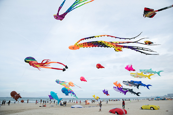 Trình diễn diều nghệ thuật giữa biển trời Đà Nẵng.