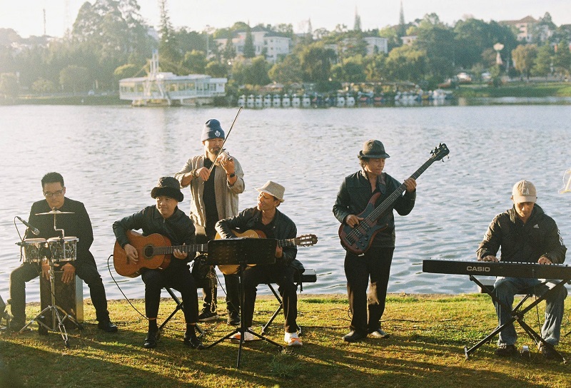 không gian âm nhạc đầy ngẫu hứng 5AM bên hồ Xuân Hương thơ mộng