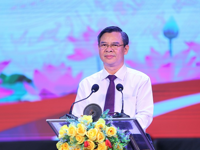 Chủ tịch UBND TP Cần Thơ chúc mừng đội ngủ làm báo trên địa bàn.