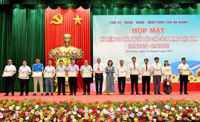 Lãnh đạo tỉnh An Giang trao bằng khen cho các cá nhân có đóng góp tiêu biểu công tác tuyên truyền cho 