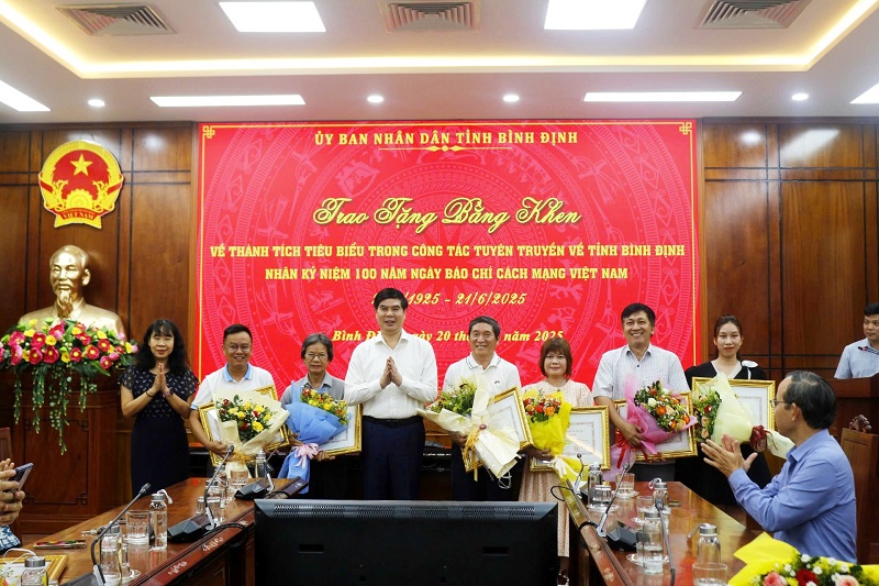 - Nhà báo Trần Minh Thảo – phóng viên thường trú Tạp chí Doanh nghiệp Việt Nam tại Bình Định (thứ 2 từ phải sang), nhận bằng khen của Chủ tịch UBND tỉnh Bình Định.
