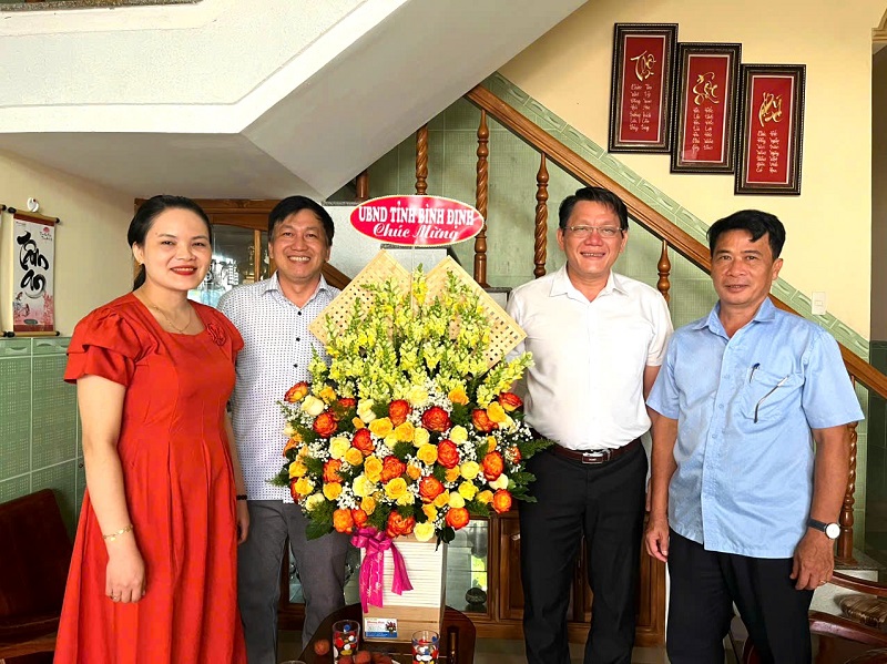 Lãnh đạo Sở VHTT&DL tỉnh Bình Định đến thăm và tặng hoa chúc mừng của UBND tỉnh Bình Định chúc mừng  các phóng viên thường trú Tạp chí Doanh nghiệp Việt Nam.