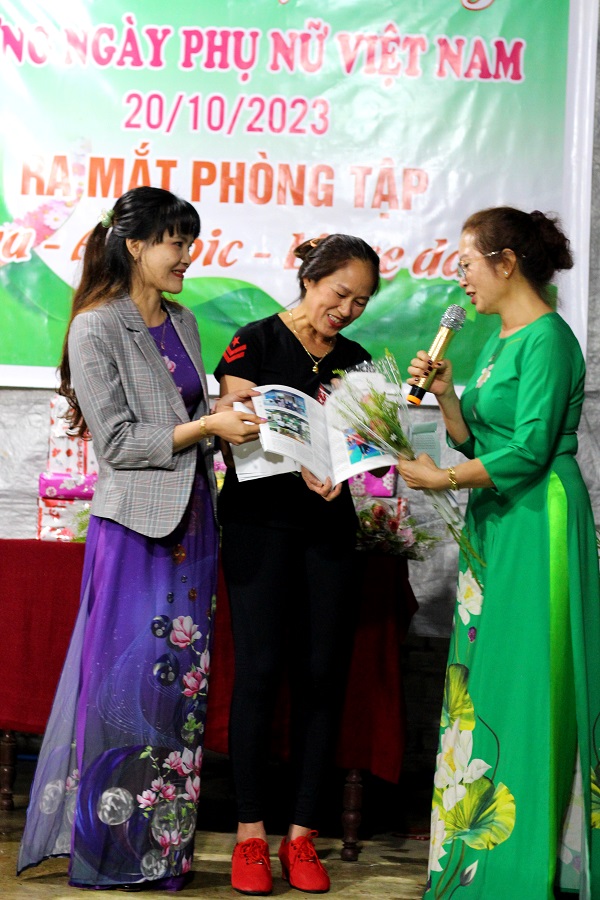 Tác giả (bên trái) tặng ấn phẩm Thương hiệu Việt cho nhân vật được viết bài tuyên dương.