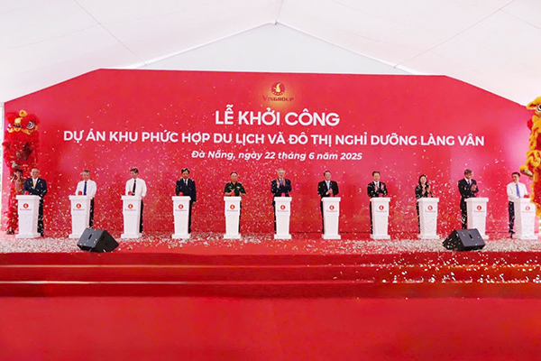 Bấm nút khởi công dự án Khu phức hợp du lịch và đô thị nghỉ dưỡng Làng Vân có tổng mức đầu tư gần 44.000 tỷ đồng.