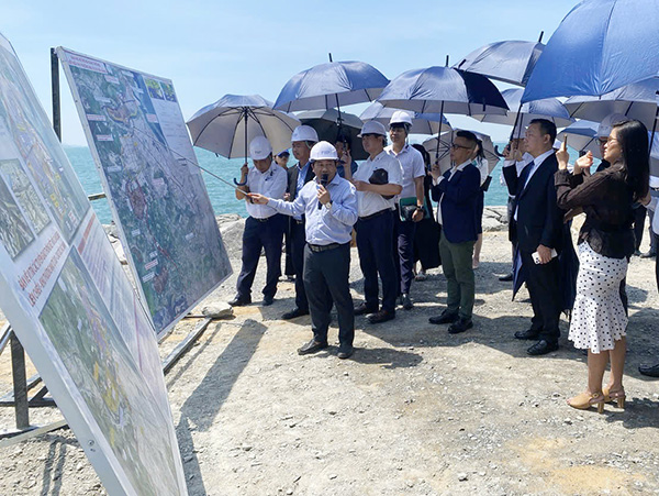 Phó Giám đốc PIIP Nguyễn Đức Nam giới thiệu với các nhà đầu tư quan tâm về khả năng kết nối giữa cảng Liên Chiểu với các phân khu chức năng của FTZ Đà Nẵng.