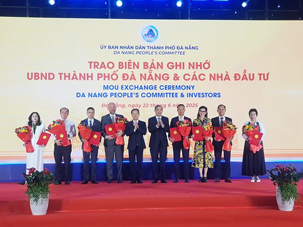 Lãnh đạo TP Đà Nẵng trao Biên bản ghi nhớ cho 8 nhà đầu tư chiến lược vào FTZ Đà Nẵng.