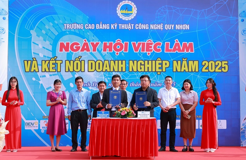 ThS Phạm Văn Tường – Phó Hiệu trưởng phụ trách QCET ký kết hợp tác với Công ty CP Nông nghiệp Trường Hải (Thaco Agri)