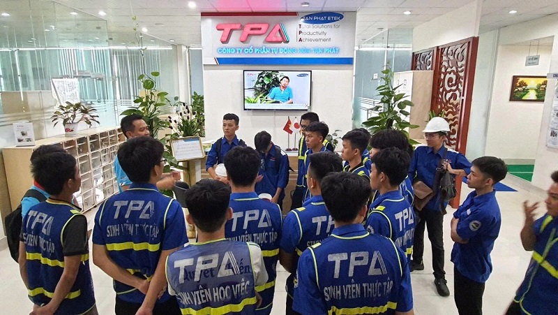 Học sinh sinh viên của QCET thực tập kéo dài trên 3 tháng tại doanh nghiệp.