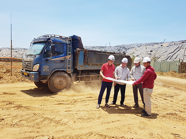 Mặc dù ngày Chủ nhật nhưng Phó Giám đốc PIIP Triệu Hân Hy và các nhà thầu vẫn bám sát công trường.