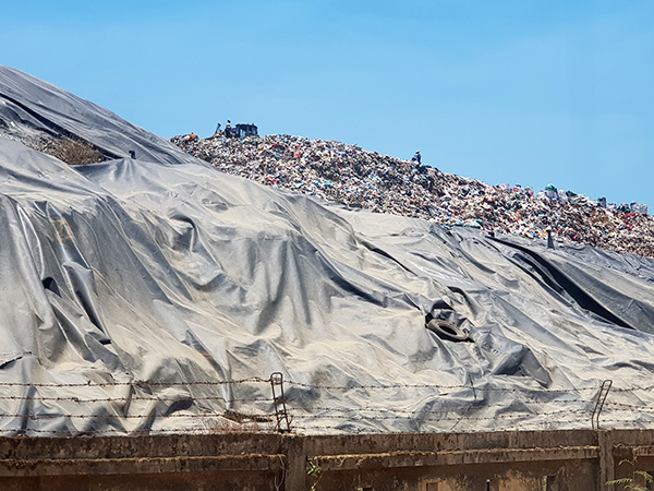 Các hộc rác hiện trạng tại bãi rác Khánh Sơn hầu như đã lấp đầy.
