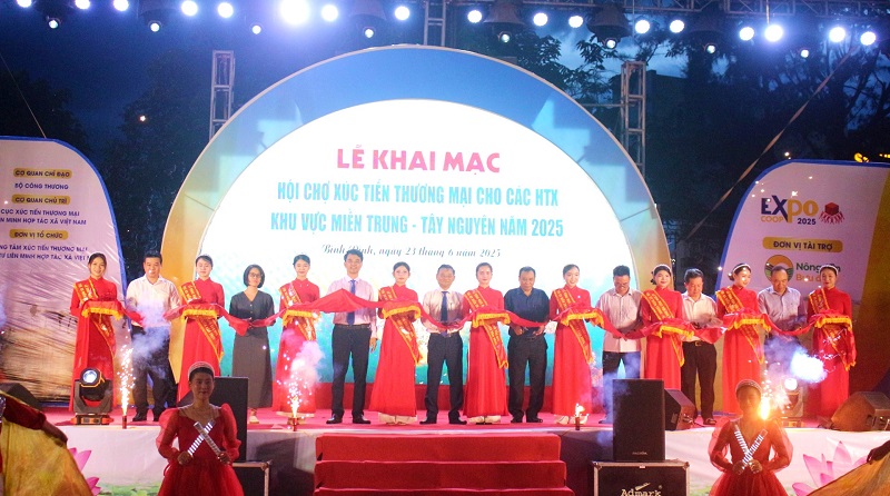 Các đại biểu cắt băng khai mạc hội chợ.