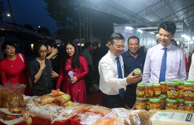 Các đại biểu tham quan khu trưng bày sản phẩm.