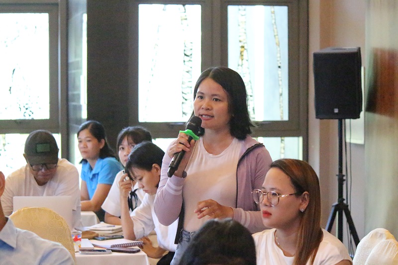 Bà Trương Thị Xuân Hòa - Nhà sáng lập HTX An Nhơn Tây, chia sẻ trăn trở với đại diện Sở KH&CN tỉnh Bình Định. 