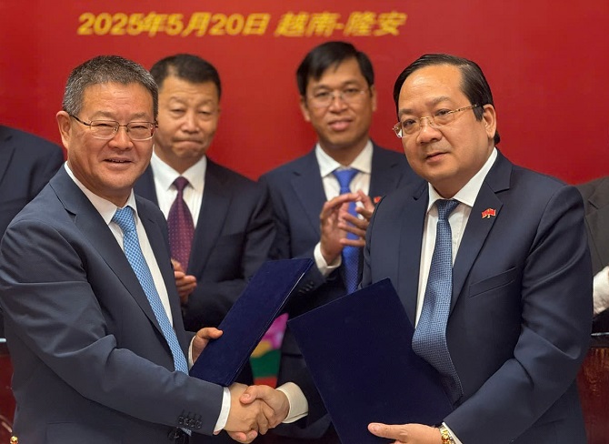 Ông Nguyễn Minh Lâm (phải) và ông Liu Tao (trái) trong Lễ ký kết Ý định thư về hợp tác hữu nghị giữa 2 tỉnh trên các lĩnh vực kinh tế - xã hội.