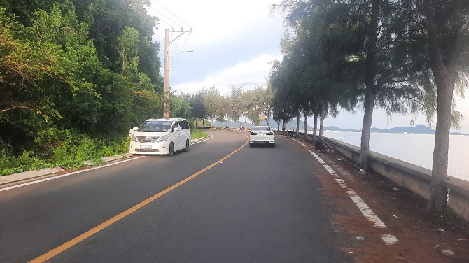 Ảnh 1: Đường ven biển núi Đèn. 