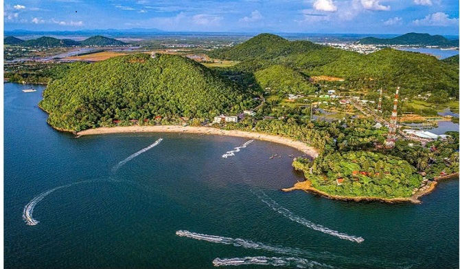 Ảnh 2: Toàn cảnh bãi biển Mũi Nai nhìn từ trên cao.