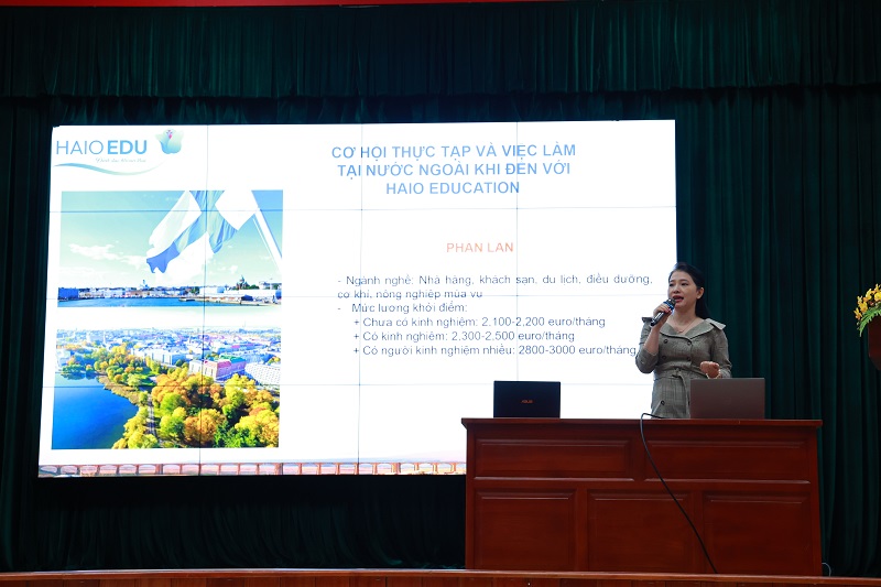 Đại diện doanh nghiệp trao đổi thông tin.