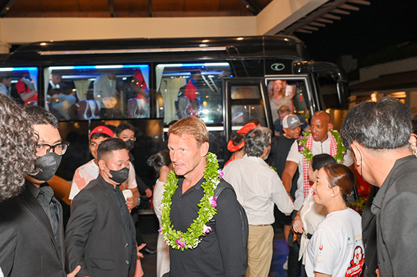 Và cựu danh thủ Teddy Sheringham hạ cánh tại Đà Nẵng.