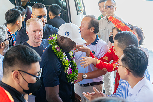 Chào đón hai cựu danh thủ MU - Paul Scholes và Dwight Yorke. 