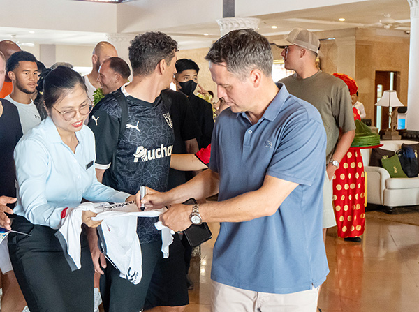 Cựu danh thủ MU - Michael Owen ký tặng người hâm mộ tại Furama Resort Đà Nẵng.