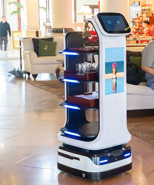 Robot phục vụ nước tại sảnh lobby khiến nhiều người thích thú.