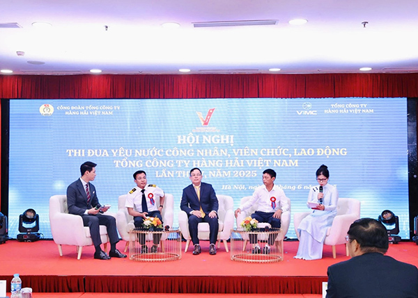 Chủ tịch Công đoàn Cảng Đà Nẵng Lê Tấn Minh (áo vest, ngồi giữa) đại diện tập thể tiêu biểu cùng giao lưu với 2 cá nhân điển hình tiêu biểu tại hội nghị.