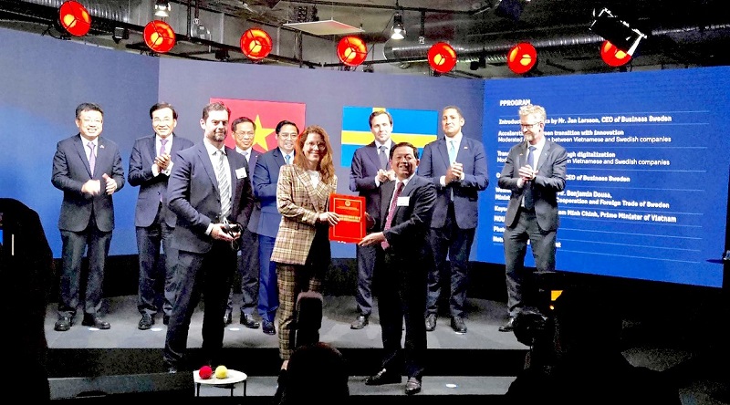 Bí thư Tỉnh ủy Bình Định Hồ Quốc Dũng trao Giấy chứng nhận đăng ký đầu tư Dự án “Tổ hợp sản xuất tái chế vải Polyester”1 tỷ USD cho cho Công ty SYRE Impact AB tại Thụy Điển  