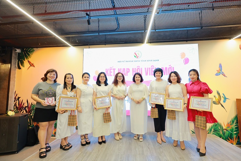 Kết nạp hội viên mới.