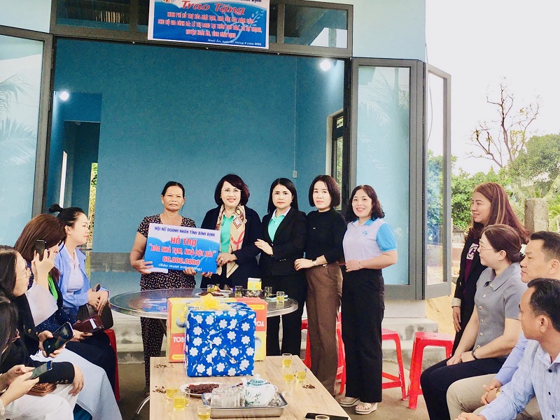 Hội Nữ Doanh nhân tỉnh Bình ĐịnhTRAO TẶNG KINH PHÍ HỖ TRỢ XÓA NHÀ TẠM, NHÀ DỘT NÁT NĂM 2025 TẠI HOÀI ÂN 