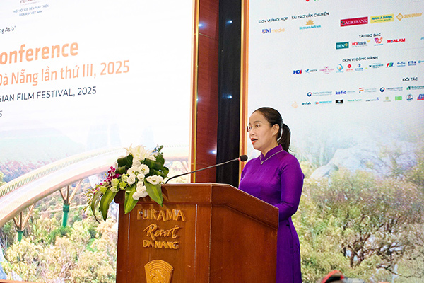 Phó Chủ tịch UBND TP Đà Nẵng Nguyễn Thị Anh Thi phát biểu tại buổi họp báo.