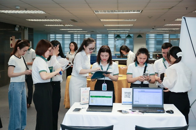 Cán bộ nhân viên ngân hàng BIDV tư vấn và hỗ trợ cho các hộ kinh doanh tham gia sự kiện.