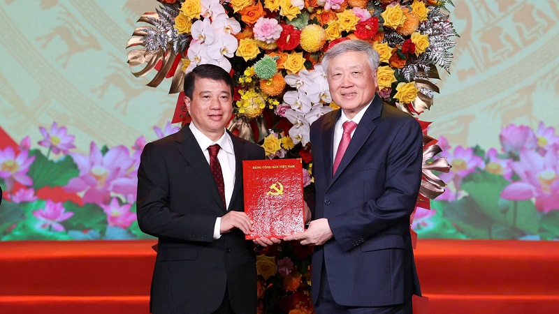 Nguyễn Hòa Bình - Ủy viên Bộ Chính trị, Phó Thủ tướng Thường trực Chính phủ trao quyết định cho đồng chí Y Thanh Hà Niê Kđăm - Ủy viên Ban Chấp hành Trung ương Đảng, Bí thư Tỉnh ủy, Trưởng Đoàn đại biểu Quốc hội khóa XV tỉnh Lâm Đồng