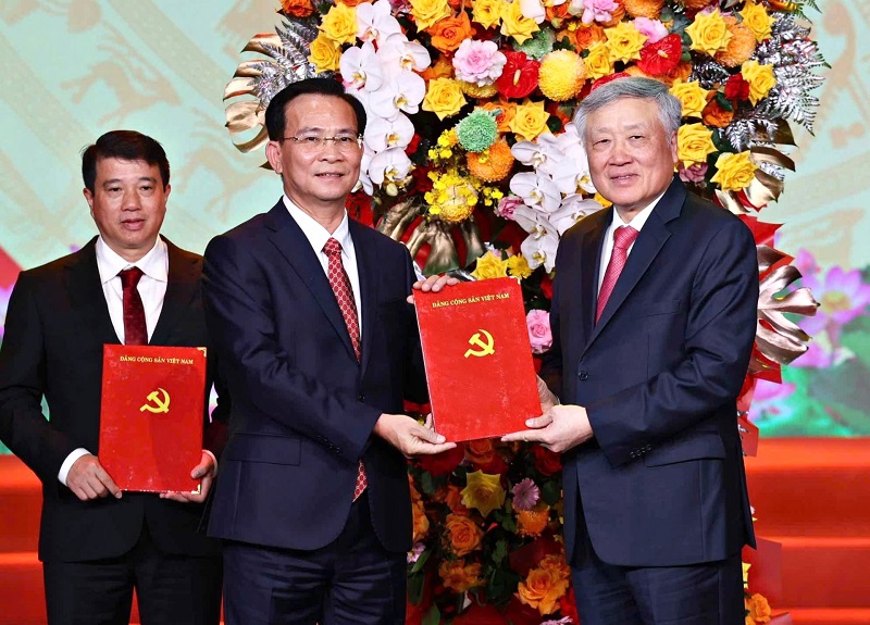 Đồng chí Nguyễn Hòa Bình - Ủy viên Bộ Chính trị, Phó Thủ tướng Thường trực Chính phủ trao quyết định cho đồng chí Hồ Văn Mười, Phó Bí thư Tỉnh ủy, Chủ tịch Ủy ban nhân dân tỉnh Lâm Đồng nhiệm kỳ 2021-2026