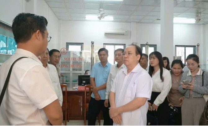 Ông Nguyễn Thanh Phong Phó Chủ tịch UBND tỉnh An Giang đi kiểm tra cận hành thử chuyển đổi số ở một xã ở trong tỉnh An Giang.