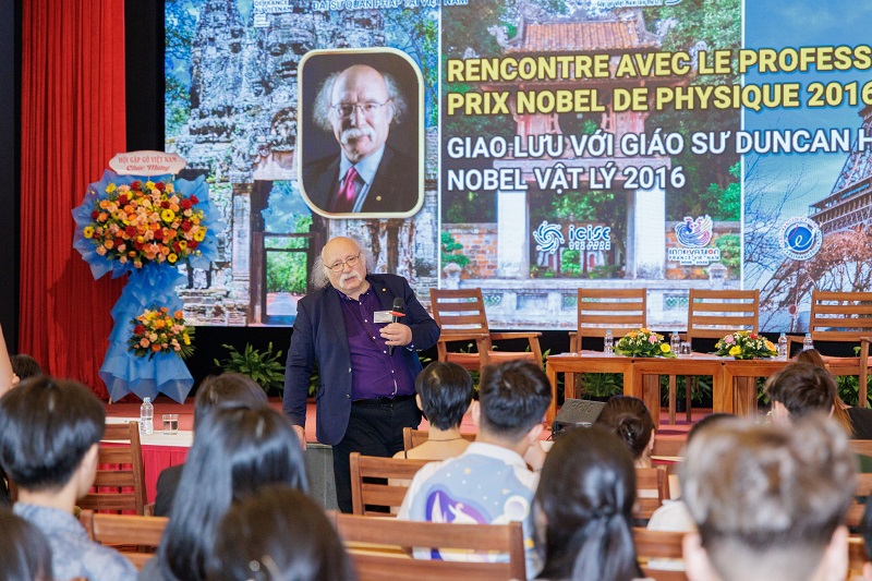GS Duncan Haldane – chủ nhân Giải Nobel Vật lý 2016, chia sẻ với học sinh và giáo viên từ nhiều quốc gia.