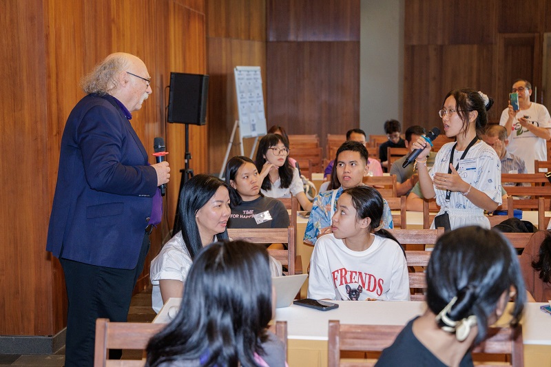 Học sinh đặt câu hỏi giao lưu với GS Duncan Haldane.