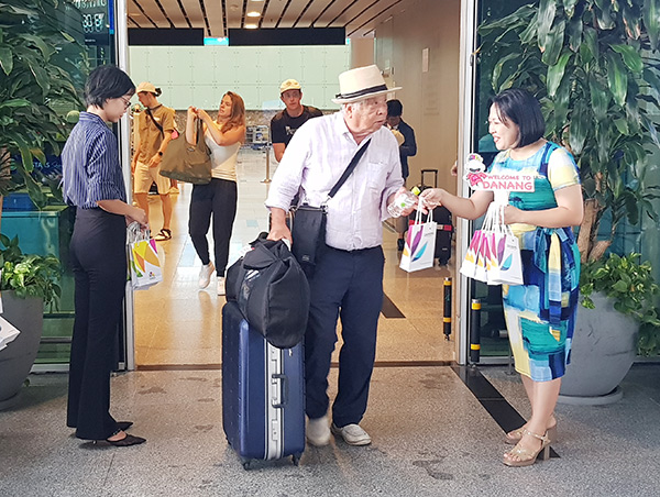 Tặng quà cho các vị khách đầu tiên trên chuyến bay hạ cánh sân bay Đà Nẵng.