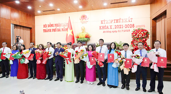 Chủ tịch UBND TP Đà Nẵng Lương Nguyễn Minh Triết trao quyết định và tặng hoa chúc mừng lãnh đạo các sở, ngành vừa được bổ nhiệm.