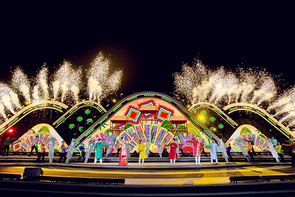 Chương trình nghệ thuật “Đà Nẵng - Bay cao cùng đất nước” .