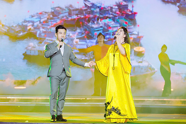 Nghệ sĩ gạo cội Ánh Tuyết cùng NSUT Quang Hào trong liên khúc "Miền đất yêu thương", "Quảng Nam - Đà Nẵng khúc hát nghĩa tình"