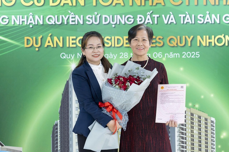 Bà Phạm Thị Hồng Vân – cư dân tòa CT1, trong buổi lễ bàn giao sổ hồng.