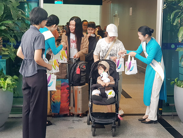 Tặng quà lưu niệm của du lịch Đà Nẵng cho các du khách đến từ Osaka.