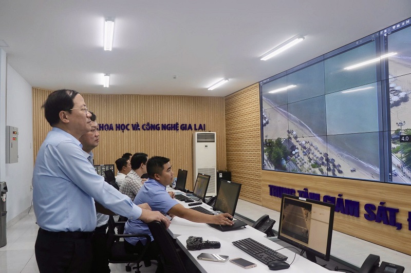 Ông Phạm Anh Tuấn kiểm tra tình hình triển khai các hệ thống thông tin phục vụ công tác chỉ đạo điều hành, phục vụ người dân, doanh nghiệp.