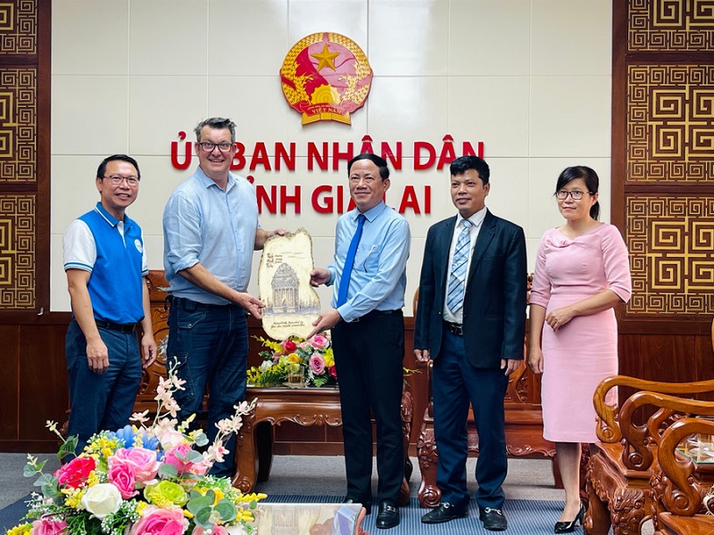 Chủ tịch UBND tỉnh Phạm Anh Tuấn (thứ 3 từ phải sang) tặng quà lưu niệm cho ông Greg Soster-Giám đốc Tập đoàn Công nghệ SOS.nhằm trao đổi, tìm hiểu tiềm năng hợp tác trong lĩnh vực du lịch, bất động sản và công nghệ xây dựng. 