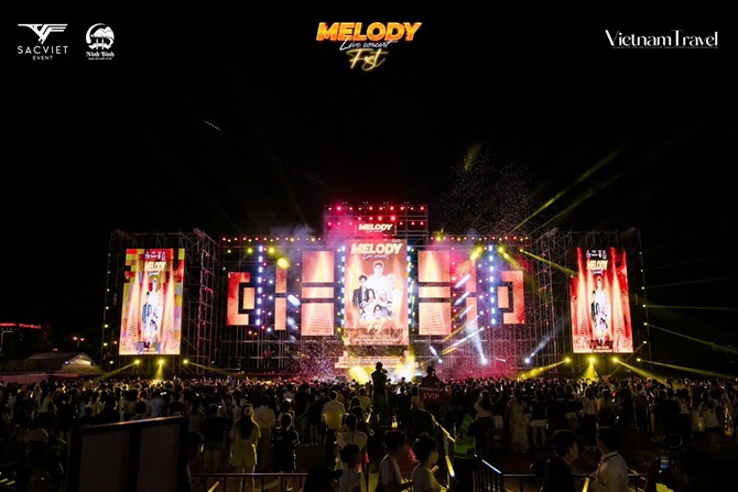 Sân khấu quy mô lớn với trang bị dàn đèn led hiện đại.