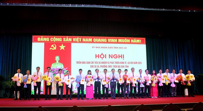 Lãnh đạo tỉnh Gia Lai trao chỉ tiêu, nhiệm vụ phát triển KT-XH cho các xã, phường mới.