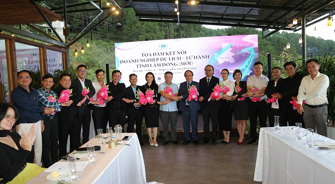 Các đại biểu chụp hình lưu niệm.