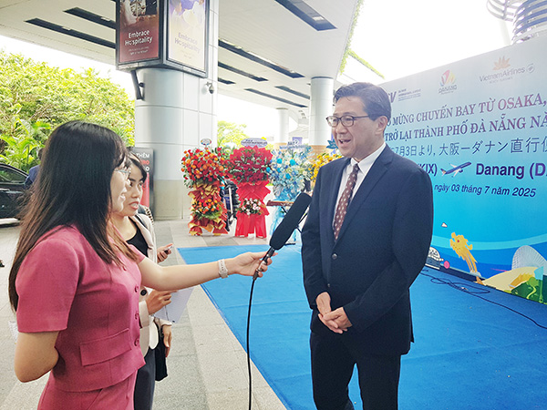 Ông Mora Takero – Tổng Lãnh sự Nhật Bản tại Đà Nẵng trả lời phỏng vấn báo chí nhân dịp đường bay Osaka - Đà Nẵng được nối lại.
